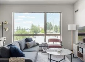 Bellevue 1BR w Gym Roof WD nr Bars Dining SEA-423