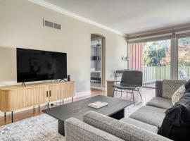 Los Gatos 2BR w WD Pool 10 mins to Netflix SFO-757，位于洛思加图斯的酒店