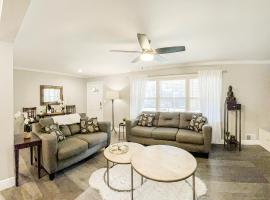 Retreat with Sauna Near ATL Large Backyard with Deck，位于塔克的酒店