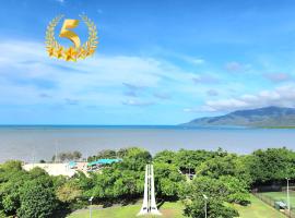 Cairns Luxury Seaview Apartment，位于凯恩斯北昆士兰技术与继续教育学院 - 凯恩斯校区附近的酒店