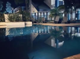 Nautilus Hamptons Style Luxury Beach Apartment Merimbula，位于梅林布拉的酒店