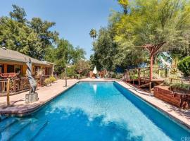 Villa La Reforma - Newly Designed 4BR HOUSE & POOL in Los Angeles by Topanga，位于洛杉矶的酒店