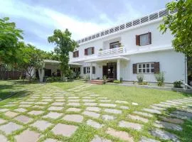 Villa Leakhena - Private Luxury Colonial Style 12 Bedrooms Pool Villa