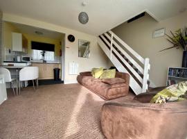 Cosy and Comfortable Holiday Chalet 10 minutes walk to the beach, Norfolk，位于大雅茅斯的木屋