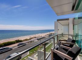 Henley Beachfront Luxury Home With Private Pool, Spa And Sauna!，位于Henley Beach的酒店