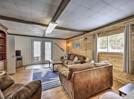 Cozy Maine Lakefront Cabin Rental，位于Madawaska的酒店