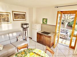 Appartamento con ingresso autonomo, giardino privato e portico，位于Introbio的公寓