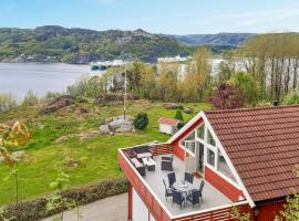 Gorgeous Apartment In Lyngdal With Kitchen，位于灵达尔的酒店