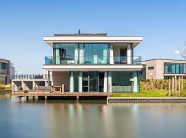 Luxury villa with boathouse on the Veerse Meer，位于阿讷默伊登的别墅