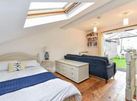Garden room, central Winchester，位于温彻斯特的酒店