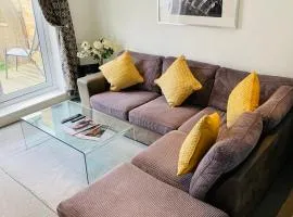 Arma Short Stays 122 - Spacious 3 Bed Oxford House Sleeps 5 - FREE PARKNG For 2 Vehicles - Large Garden