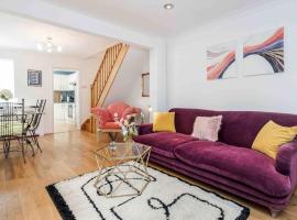 Stunning Victorian 3 Bed House Central Windsor，位于温莎的酒店