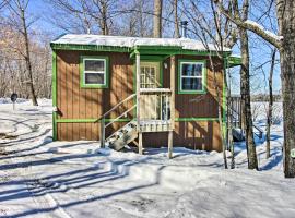 Secluded Remer Cabin with Lake Access!，位于Remer的酒店