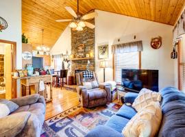Scenic Marble Cabin with Fire Pit!，位于Marble的酒店