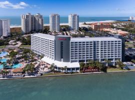 Clearwater Beach Marriott Suites on Sand Key，位于克利尔沃特沙基公园附近的酒店
