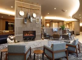 Fairfield Inn & Suites By Marriott Louisville Northeast，位于路易斯威尔Rolling Hills Shopping Center附近的酒店