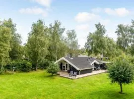 3 Bedroom Lovely Home In Føllenslev