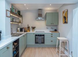 Glanrhyd Townhouse in Central Dolgellau with Parking and Bike Storage，位于多尔盖罗的度假屋