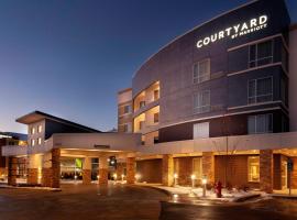 Courtyard by Marriott St. Louis West County，位于圣路易斯伍德拜恩中心购物中心附近的酒店