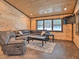 Near Memorial Park Lake Arbutus Vacation Rental，位于Hatfield的酒店