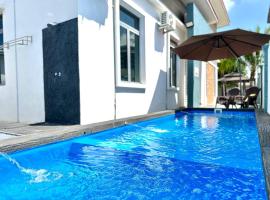 Bandar Melaka Family Bungalow Private Pool BBQ WiFi Netflix，位于马六甲的带停车场的酒店
