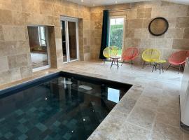 Gite 5 chambres, piscine intérieure, proche du Der，位于Frignicourt的酒店