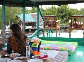 Orangutan Kelotok Houseboat for 6 person
