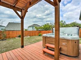 San Antonio Vacation Rental with Hot Tub, Yard!，位于Selma的酒店