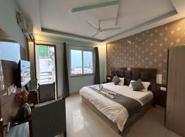 Hotel Kaanha Residency Inn By Shree Krishna Hospitality，位于瑞诗凯诗Dehradun Airport - DED附近的酒店