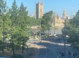 Luxury Designer Apartment River view of Parliament Westminster Big Ben.