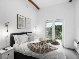 Silvercroft Cottage - Luxury Modern Coastal Retreat Near Beach, Sleeps 4，位于波斯陶恩的公寓