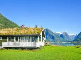 2 Bedroom Lovely Home In Fjærland