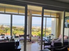 Melrose Beach - Apartment with a beach view