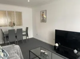 Spacious Apartment - Contractors and Family - LGW