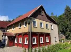 Wellness & Wirlpool-Oase am Wald - Waldferienhaus Dunja in Oybin，位于Hain的酒店