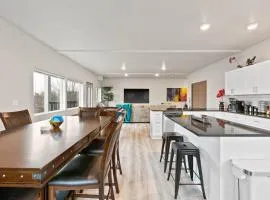 HUGE-Fun-Trendy Apt by Perry District & Downtown