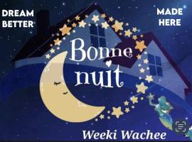 Bonne Nuit Weeki Wachee，位于维基瓦治维基-瓦奇泉公园附近的酒店