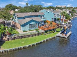 Beauty on the Water! Lake House near the beaches!，位于加尔维斯敦穆迪花园附近的酒店