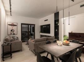 Chania City Luxury Dreams Apartment in the Heart of Chania，位于干尼亚的Spa酒店