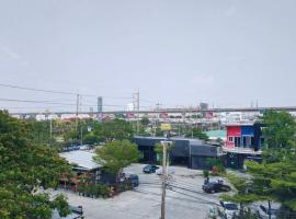 View Dee BKK Airport Residence，位于Ban Khlong Prawet叻甲挽机场铁路车站附近的酒店