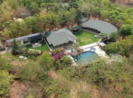 StayVista's Lush Villa - Rustic-Meets-Modern Interiors, Pool, Jacuzzi & Indoor activities，位于Wādhiware的酒店