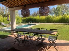 Villa neuve et moderne avec piscine à Grimaud，位于格里莫的度假屋