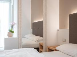 洛丽酒店，位于加尔达湖滨的酒店