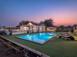 SaffronStays Brunton House, Alibaug - luxury pool villa near Awas Beach，位于阿利鲍格的酒店