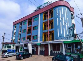 Double twins Hotel & appartement，位于雅温得Yaoundé Ville Airport - YAO附近的酒店