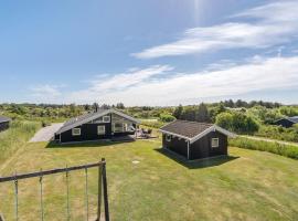 Holiday Home Serine - 800m from the sea in NW Jutland by Interhome，位于约灵的酒店