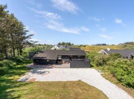 Holiday Home Grubbe - 600m from the sea in NW Jutland by Interhome，位于约灵的酒店