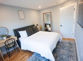 Alafia- Cozy JFK Area Home - This property is a hosted property meaning the host live on site，位于Locust Manor的酒店