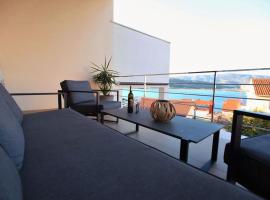 Luxury Villa Lana Apt, Seaview Terrace, Large Outdoor Space, BBQ，位于特罗吉尔的乡村别墅