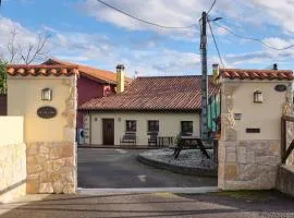 Casa de pueblo adosada, en la zona rural de Gijón.